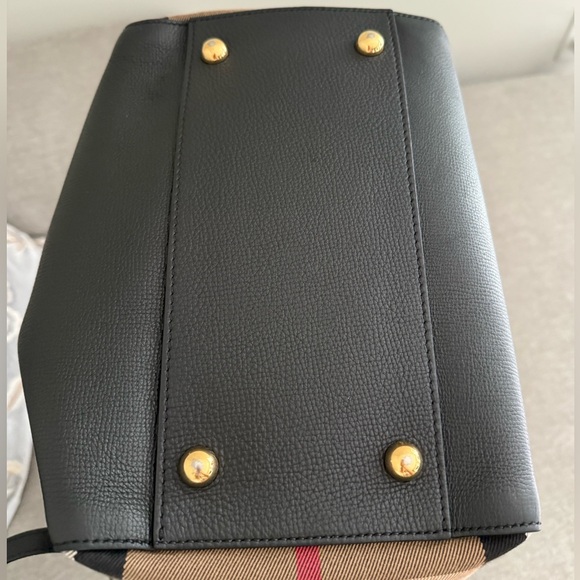 Burberry Black Leather Women's Bag - Satchel Bucket Bag - Picture 4 of 15